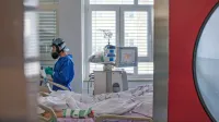

Tudi število hospitaliziranih zaradi covida-19 se že več tednov 
zmanjšuje, v soboto jih je bilo hospitaliziranih še 18.