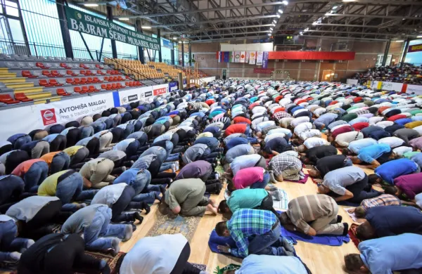 Zaradi nekaterih še veljavnih ukrepov današnje bajramske molitve 
ne bo. Vernike so pozvali, naj ostanejo doma in praznik preživijo v 
krogu družine.