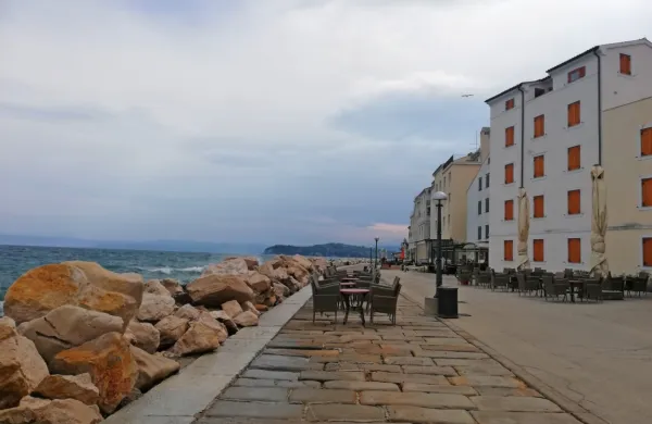 V začetku maja morajo avtomobili  zapustiti Punto, ki postane 
prostor za sončenje, sprehajanje in gostinsko dejavnost. 