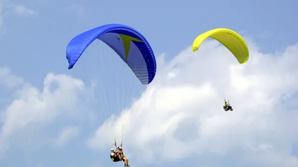 Jadralni padalci in zmajarji bodo o svojih poletih nad Ajdovščino 
odslej z sms sporočilom obvestili ajdovsko letališče.