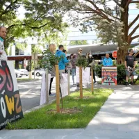 Družino pokojnega Romana Komaca so tudi danes pred novogoriško sodišče prišli podpret številni Bovčani.