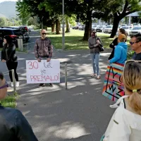 Družino pokojnega Romana Komaca so tudi danes pred novogoriško sodišče prišli podpret številni Bovčani.