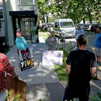 Družino pokojnega Romana Komaca so tudi danes pred novogoriško sodišče prišli podpret številni Bovčani.