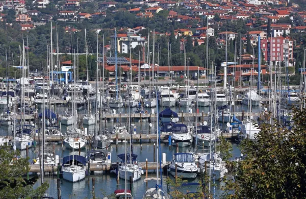Celotno območje marine ostaja pod okriljem skupine DZS.
