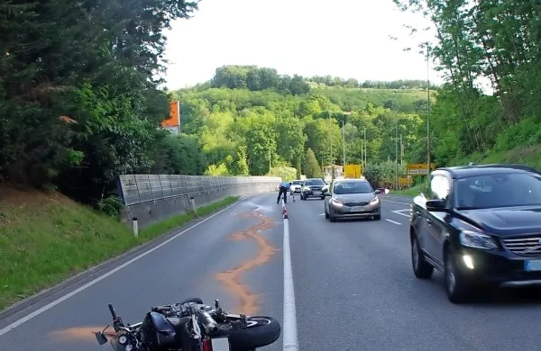 Prehiter motorist padel in se poškodoval