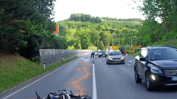 Prehiter motorist padel in se poškodoval