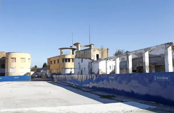 Ob tovarniških ostankih, ki imajo    status kulturnega spomenika 
oziroma industrijske dediščine,  občina snuje interaktivni muzej 
ribiške industrije.