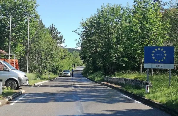 Mejni prehod Gorjansko so včeraj prestopili prvi ljudje. Na meji 
bodo nadzor opravljali sežanski policisti.