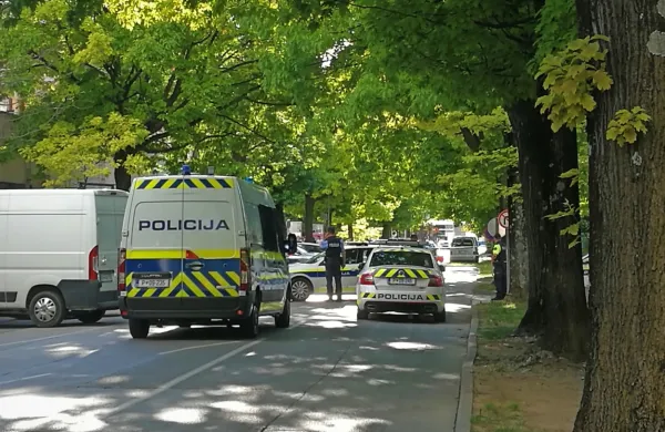 Kriminalisti in policisti še vedno preiskujejo okoliščine včerajšnjega dogajanja v Rejčevi ulici v Novi Gorici.
