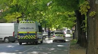 Kriminalisti in policisti še vedno preiskujejo okoliščine včerajšnjega dogajanja v Rejčevi ulici v Novi Gorici.