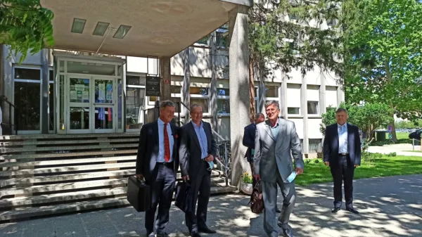 Dušan Črnigoj (v sredini) in Robert Brajdih (drugi z leve) sta danes 
z odvetniki sodišče zapustila zadovoljna. 