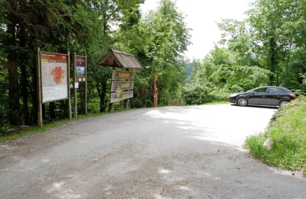 Na tem mestu bodo postavili tablo s prepovedjo prometa ,  razen za 
potrebe domačinov in raznih služb.