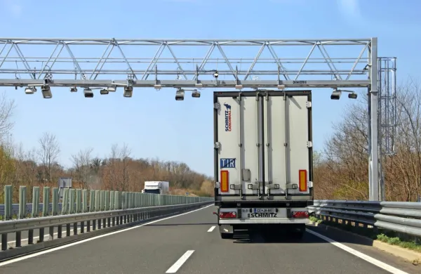 Opreme, ki je zdaj nameščena na portalih za cestninjenje težkih 
vozil, ni mogoče uporabiti za nadzor elektronskih vinjet.