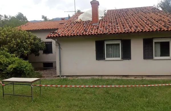 Leta,  burja in dež so dokončno spodnesli temelje.  