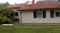 Leta,  burja in dež so dokončno spodnesli temelje.  