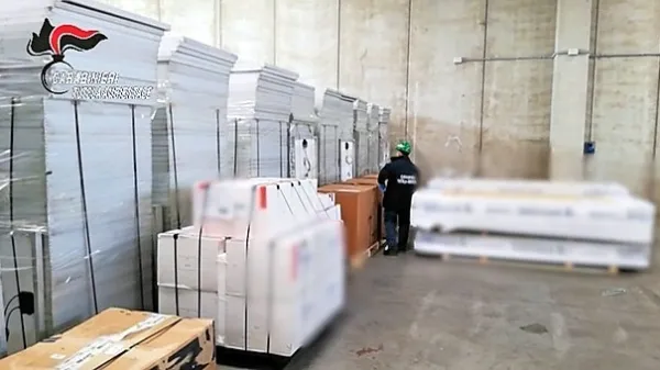 Fotovoltaične panele so orožniki zasegli in so ostali v Italiji.