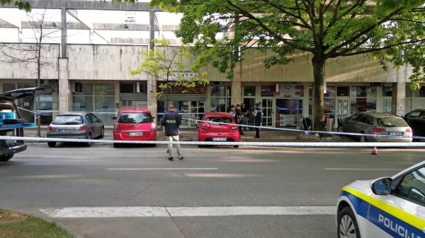 Policisti in kriminalisti so po torkovem streljanju na Rejčevi dogodek preiskovali še pozno v noč. 