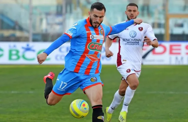 Maks Barišić (levo) v dresu Catanie. 