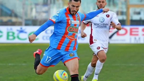 Maks Barišić (levo) v dresu Catanie. 