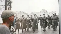 V sredini  zlovešče fotografije koraka   Adolf Hitler ob ogledu porušenega dravskega mostu v Mariboru 26. aprila 1941. 