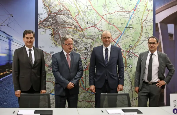 Direktor 2TDK Marko Brezigar, generalni direktor 2TDK Dušan 
Zorko, predsednik uprave NLB Blaž Brodnjak ter pomočnik uprave 
za korporativno in investicijsko bančnistvo v NLB Andrej Lasič.

