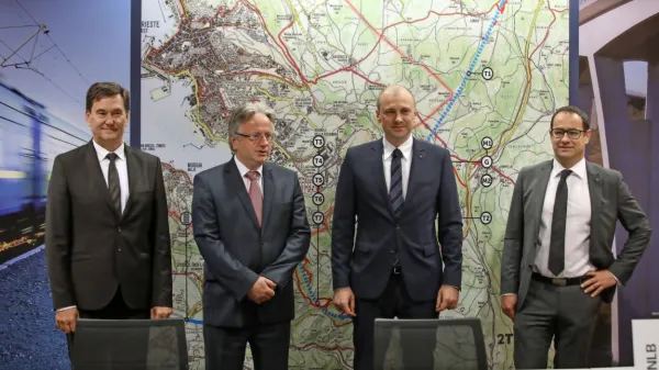 Direktor 2TDK Marko Brezigar, generalni direktor 2TDK Dušan 
Zorko, predsednik uprave NLB Blaž Brodnjak ter pomočnik uprave 
za korporativno in investicijsko bančnistvo v NLB Andrej Lasič.

