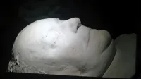 V muzejski stalni zbirki je na ogled tudi  Titova posmrtna maska.