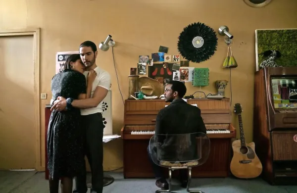 Glasbena brata Elliot Udo (André Holland) na klavirju in Farid 
(Tahar Rahim) v objemu žene Amire (Leila Bekhti).