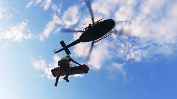  Poškodovanega delavca so z vojaškim helikopterjem odpeljali na  
v ljubljanski  klinični  center (fotografija je simbolična).