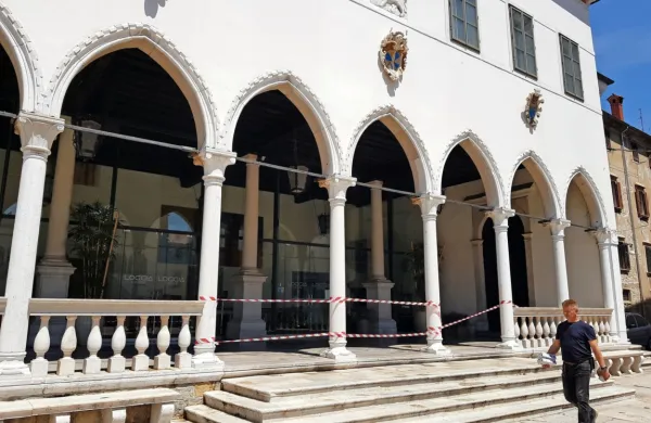 Potem ko je zdaj že nekdanji najemnik kavarne Loggia predlagal 
sporazumno prekinitev pogodbe, je koprska občina objavila razpis 
za novega gostinca.