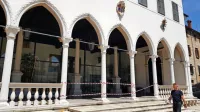 Potem ko je zdaj že nekdanji najemnik kavarne Loggia predlagal 
sporazumno prekinitev pogodbe, je koprska občina objavila razpis 
za novega gostinca.