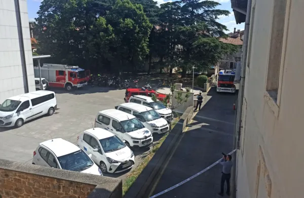 Ulica OF bodo  večino današnjega dne zasedali gasilci in pripadniki 
specialne policijske enote.