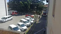 Ulica OF bodo  večino današnjega dne zasedali gasilci in pripadniki 
specialne policijske enote.