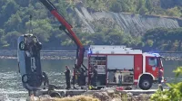 Potapljači in gasilci so po 10. uri iz morja začeli izvlekli tudi 
avto.