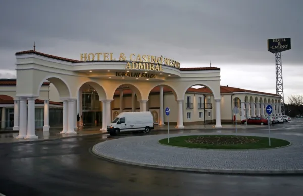Koncesijske dajatve od iger na srečo predstavljajo kar lep kos 
občinskih prihodkov. Brez njih so že  več kot dva meseca in pol, 
igralni saloni pa so še vedno zaprti. 