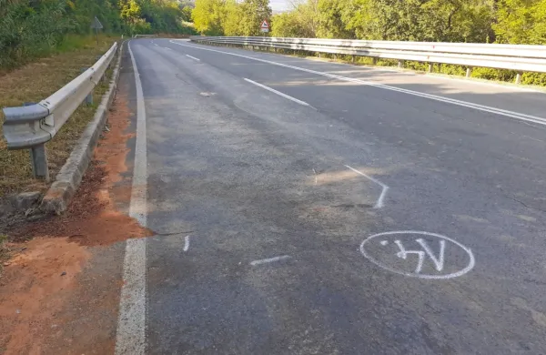 Tržačan je v četrtek na Šmarski   cesti trčil v prometni znak in se 
hudo poškodoval, pred štirimi leti in pol  pa je nekaj ovinkov višje 
trčil v mladega  voznika skuterja, ki je zaradi hudih poškodb 
umrl.  