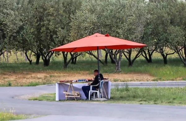 Ena od novih lokacij nedovoljenih prodajalcev, potem ko so jih 
pregnali s parkirišča.