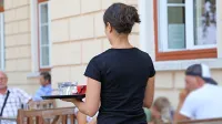 Največ ponudb dela za študente prihaja iz gostinstva.