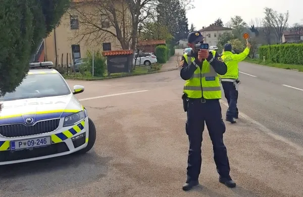Poleg prehitrih voznikov so policisti obravnavali tudi dva, ki sta 
volan sedla pod vplivom alkohola.