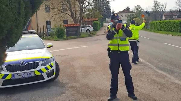 Poleg prehitrih voznikov so policisti obravnavali tudi dva, ki sta 
volan sedla pod vplivom alkohola.