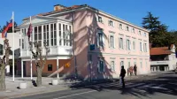 Koronakriza bo v sežanski občini terjala, tako za zdaj ocenjujejo v 
občinski upravi, približno dva milijona evrov izpada prihodkov.