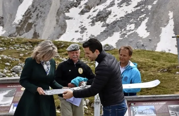  Veleposlanica Lynda C. Blanchard in  minister za obrambo Matej 
Tonin sta postavila smučki k spominskim tablam.