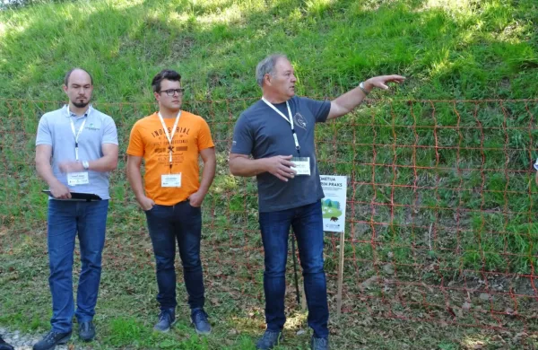 Tomaž Volk (z desne), Aleš Sedmak in Tomaž Berce so predstavili primere dobre prakse varovanja čred pred zvermi. 