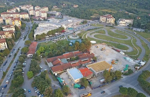 Gradnja zdravstvenega doma je bila ocenjena na štiri milijone 
evrov, zaradi dviga cen na gradbenem trgu pa se je podražila za 
milijon evrov. 