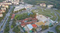Gradnja zdravstvenega doma je bila ocenjena na štiri milijone 
evrov, zaradi dviga cen na gradbenem trgu pa se je podražila za 
milijon evrov. 