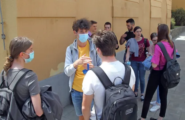 Dijaki se v teh nenavadnih razmerah obnašajo odgovorno in zrelo, 
zatrjujejo ravnatelji primorskih srednjih šol. 