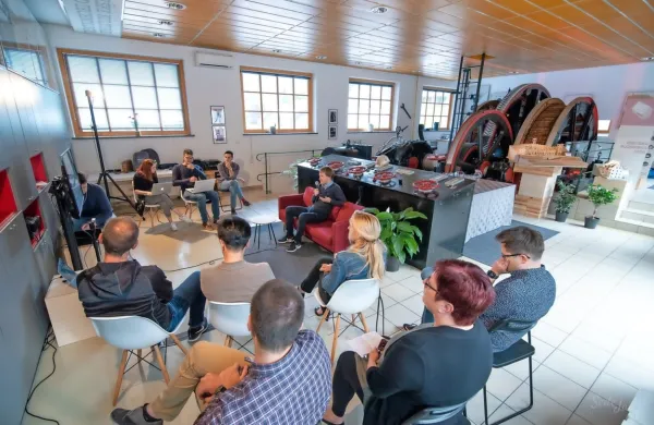 Mladi strokovnjaki, ki naj bi marca sodelovali na dediščinskem “hackathonu” v živo, so žiriji  prek spleta predstavili 15 idej.