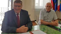Predsednik nadzornega odbora MOK Jadran Bajec (levo) in njegov 
namestnik Edmond Gašpar ugotavljata, da občina v preteklosti  
nekaterih poslov ni vodila gospodarno.  