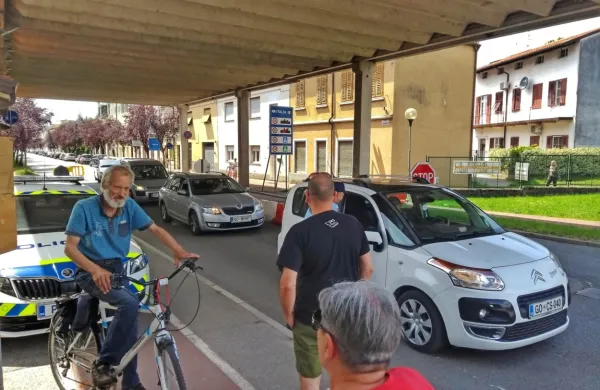 “Končno,” je bilo včeraj slišati v Novi Gorici, kjer so mnogi skočili 
čez mejo na kavo, obisk, po nakupih ali na sprehod po Gorici.