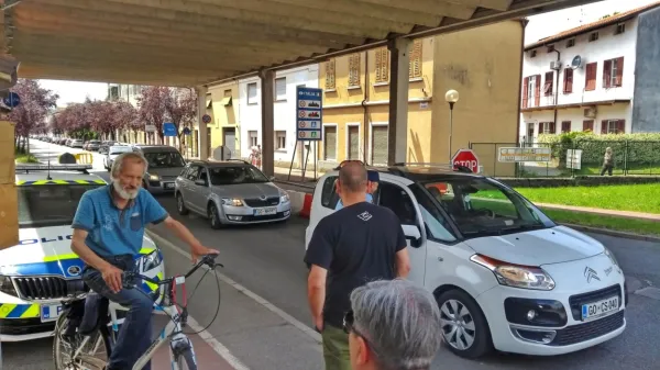“Končno,” je bilo včeraj slišati v Novi Gorici, kjer so mnogi skočili 
čez mejo na kavo, obisk, po nakupih ali na sprehod po Gorici.